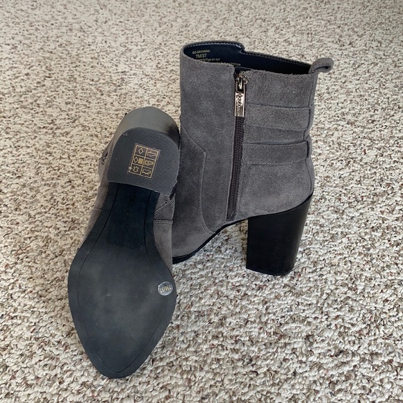 Beautiful BCBG Grey Suede Boots NEW Sz 7 - Picture 3 of 4